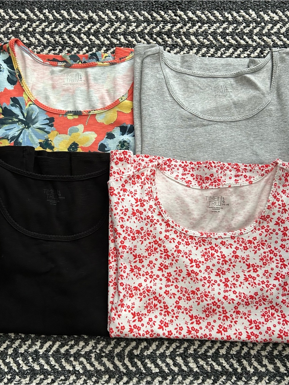 Time and Tru Coral Scoop Neck Short Sleeve Top